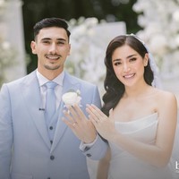 Prosesi pemberkatan Jessica Iskandar dan Vincent Verhaag ditayangkan lewat live Instagram Bridestory (@thebridestory). Sementara, tamu yang hadir yang dua keluarga inti saja. Foto: dok. Instagram inijedar