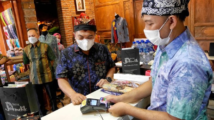 Genjot Transaksi Non Tunai di Pelaku UMKM Di tengah pandemi, Bank BTN terus menggenjot para nasabah dan pelaku UMKM untuk melakukan transaksi nontunai baik melalui mesin EDC, ATM, internet banking maupun mobile banking.