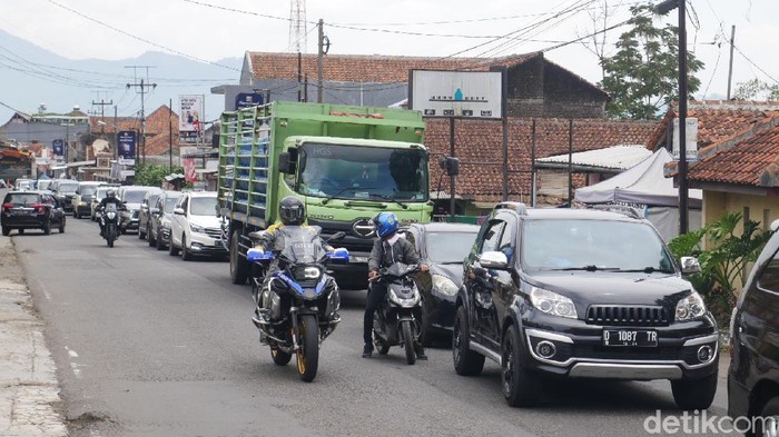 Gokil! Lembang Dijejali Wisatawan yang Haus Liburan Arus lalulintas di kawasan wisata Lembang, Bandung Barat, mengalami peningkatan volume kendaraan sampai 20 persen pada libur akhir pekan kali ini.