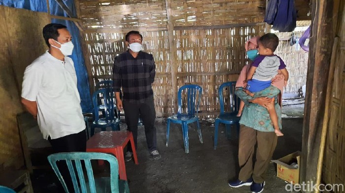 Guru honorer SD di Ngawi, Sri Hartuti (42) tinggal serumah dengan kambing. Pemkab Ngawi akan membantu pembangunan rumah sang guru yang lebih layak.