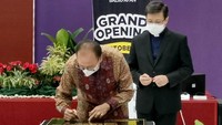 Ketua Yayasan Ipeka, Erwin Wijaya bersama Ketua Umum Sinode GKY (Gereja Kristus Yesus) Pdt. Yohanes Adrie Hartopo, saat menandatangani prasasti Gedung SMP dan SMA Kristen Ipeka Balikpapan di Kalimantan Timur. Peresmian ini merupakan salah satu upaya Ipeka untuk menghadirkan pendidikan yang berkualitas di Balikpapan sekaligus solusi dari kurangnya daya tampung murid SMA/SMK negeri di Balikpapan yang hanya 48 persen dari lulusan SMP.