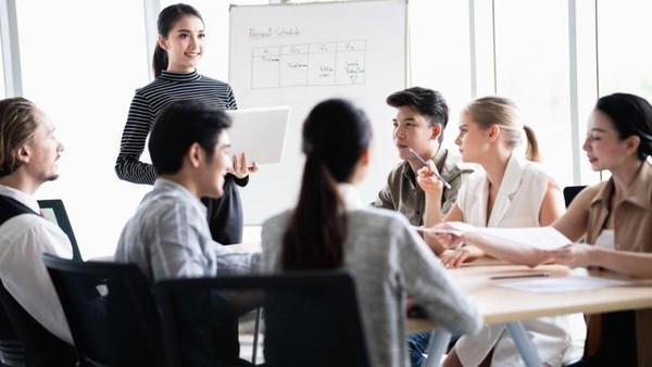 Presentasi Menarik: Strategi Visual dan Verbal untuk Memenangkan Perhatian Audiens