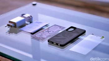 Infinix memberikan aksesori yang sangat lengkap.. Foto: Adi Fida Rahman/detikINET