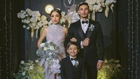 Jessica Iskandar anggun menggunakan gaun berwarna silver. Vincent Verhaag dan El Barack kompak menggunakan setelan jas berwarna hitam dan kemeja putih. Foto: dok. Instagram Bridestory