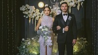 Makam malam romantis Vincent Verhaag dan Jessica Iskandar didominasi warnah hitam dan emas. Foto: dok. Instagram Bridestory