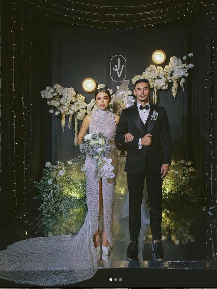 Momen makan malam pernikahan Jessica Iskandar dan Vincent Verhaag