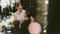 Jessica Iskandar dan Vincent Verhaag tampak sangat bahagia menikmati momen makan malam tersebut. Foto: dok. Instagram Bridestory