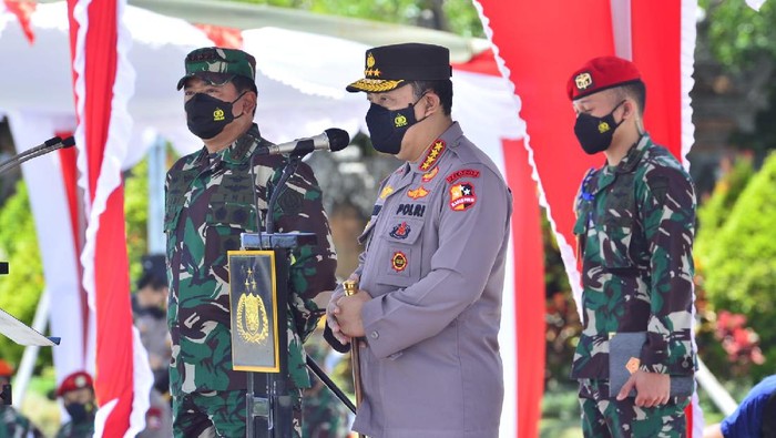 Kapolri Jenderal Listyo Sigit Prabowo memimpin Apel gelar pasukan guna kesiapan penerimaan Wisatawan Mancanegara di Bandara Internasional I Gusti Ngurah Rai, Bali.