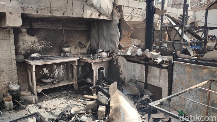 Kebakaran melanda empat lapak pedagang dan dua sepeda motor di Blitar. Api berasal dari korsleting proses pengecasan HP.