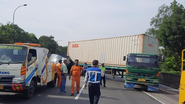 Kecelakaan di Tol Semarang KM 430+200 B/A, Sabtu (23/10/2021).