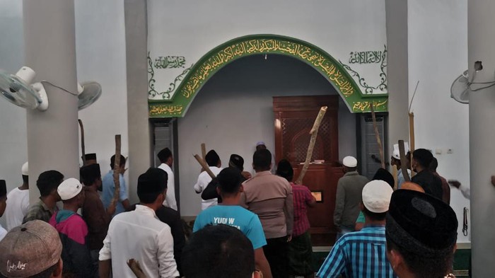 Seorang kiai desa di Karang Penang, Sampang ditusuk saat berada dalam masjid. Pelaku yakni anaknya sendiri yang diduga mengalami gangguan jiwa.
