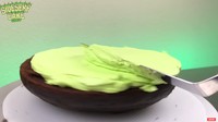Kali ini, Natalie membuat realistic cake berbentuk ular piton albino. Momennya ini ia unggah ke channel YouTube miliknya. Foto: YouTube Sideserf Cake Studio