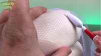 Untuk tekstur kulit ular, Sideserf menggunakan jaring yang ditempelkan ke permukaan fondant. Foto: YouTube Sideserf Cake Studio