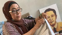Nina Dwi (58) peserta nomor 39 dari Jakarta ini memilih melukis Chairul Anwar beserta puisinya.