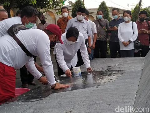 Mensos Tri Rismaharini datang ke Kota Blitar. Kunjungannya kali ini, selain ziarah ke Makam Bung Karno (MBK), juga mempercantik tampilan makam Sang Proklamator.