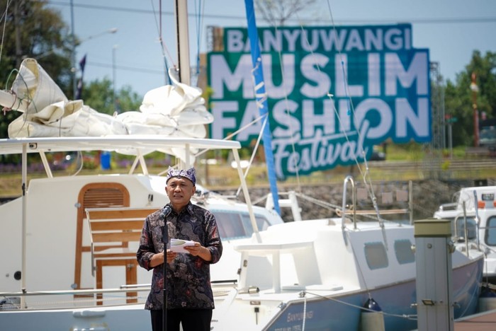 Menteri Koperasi dan UKM Teten Masduki di Banyuwangi Muslim Fashion Festival 2021