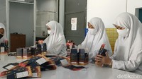 Ada dua varian yang mereka produksi, selain minuman rempah-rempah, mereka juga punya minuman herbal dicampur creamer untuk kawula muda.