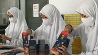 Adalah Pondok Pesantren Sadang Lebak. Ponpes yang bermarkas di Desa Situsari, Kecamatan Garut ini membuat produk minuman kemasan dengan nama Gentong Mas. Gentong mas merupakan minuman herbal berbentuk serbuk berbahan dasar gula aren yang dicampur dengan beragam rempah seperti jintan, cengkeh, cabe jawa dan kapulaga.