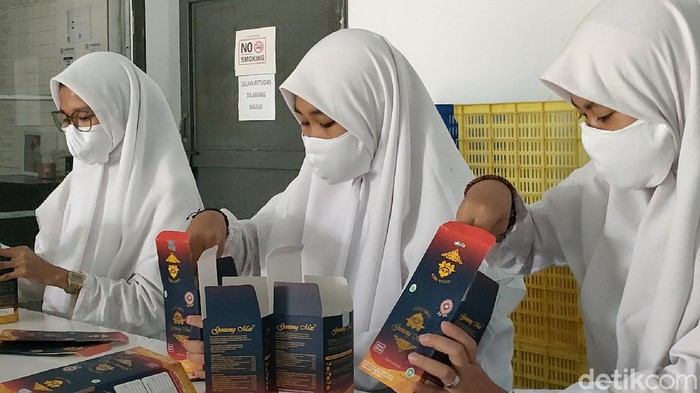 Minuman Herbal Buatan Pesantren Garut Tembus Pasar Internasional Ekonomi kreatif di pesantren makin maju. Di Garut, ada pesantren yang santrinya bisa membuat minuman herbal goes international lho!