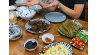 Usai masak, Sophia Latjuba bersama Eva dan Demas siap makan soto Betawi. Wah menu istimewa ini diracik berdua oleh Eva dan Sophia Latjuba. Foto: Instagram @evacelia, @sophialatjuba88