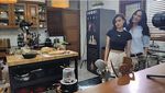 Momen Eva Celia dan Sophia Latjuba Kompak Masak di Dapur