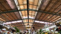 Sebelum masak, Sophia dan Eva bahkan belanja ke pasar bersama. Jiwa modelingnya pun keluar, meski di pasar tapi tetap bisa bergaya modis.  Foto: Instagram @evacelia, @sophialatjuba88