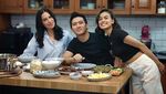 Momen Eva Celia dan Sophia Latjuba Kompak Masak di Dapur