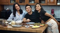 Eva Celia yang dilamar Demas Narawangsa saat momen ulang tahunnya ke-29 pada 21 September lalu ini juga sering makan bersama. Tampak Demas dan Sophia sedang siap menikmati berbagai makanan yang tersaji.  Foto: Instagram @evacelia, @sophialatjuba88