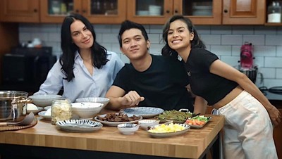 Momen Eva Celia dan Sophia Latjuba Kompak Masak di Dapur