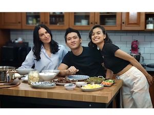 Momen Eva Celia dan Sophia Latjuba Kompak Masak di Dapur