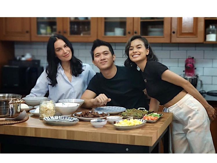 Momen Eva Celia dan Sophia Latjuba Kompak Masak di Dapur