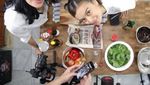 Momen Eva Celia dan Sophia Latjuba Kompak Masak di Dapur
