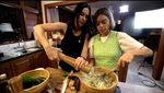 Momen Eva Celia dan Sophia Latjuba Kompak Masak di Dapur