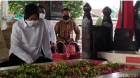 Risma begitu turun dari mobil, menuju ruang transit untuk berbincang dengan Wali Kota Blitar, Santoso. Yang didampingi Sekda Priyo Suhartono dan Plt Kadiaparbudpora Tri Iman Prasetyono. Usai berbincang sebentar, Risma langsung menuju nisan MBK untuk ziarah dan memanjatkan doa dengan khusuk.