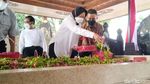 Momen Mensos Risma Ziarah ke Makam Bung Karno