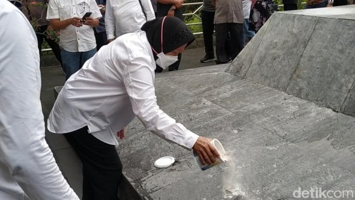 Mensos Tri Rismaharini datang ke Kota Blitar. Kunjungannya kali ini, selain ziarah ke Makam Bung Karno (MBK), juga mempercantik tampilan makam Sang Proklamator.
