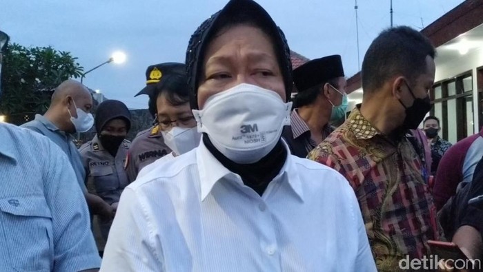 Momen Mensos Risma Ziarah ke Makam Bung Karno Mensos Tri Rismaharini datang ke Kota Blitar. Kunjungannya kali ini, selain ziarah ke Makam Bung Karno (MBK), juga mempercantik tampilan makam Sang Proklamator.