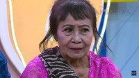 Tokoh Mpok Hindun yang centil yang diperankan oleh Tuti Hestuti juga masih beberapa kali terlihat di layar kaca. Foto: Transmedia