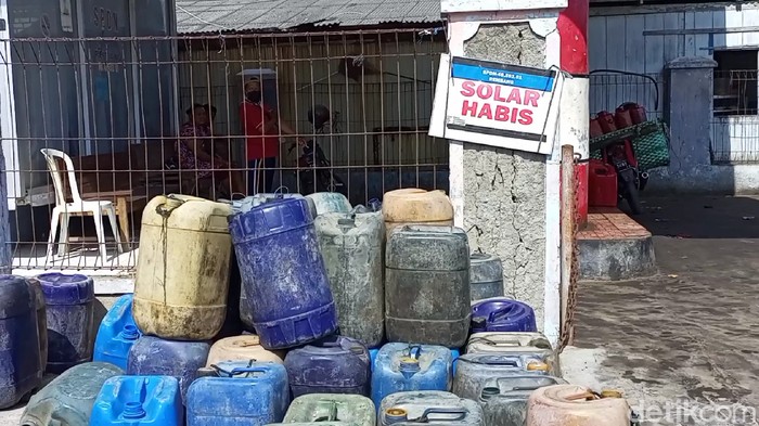 Nelayan mengantre untuk membeli solar di Rembang, Sabtu (23/10/2021).