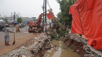 Pembangunan saluran dengan panjang 1 km ini dengan lebar 2 meter kedalaman 2,5 meter ini guna mengatasi banjir dikawasan tersebut.