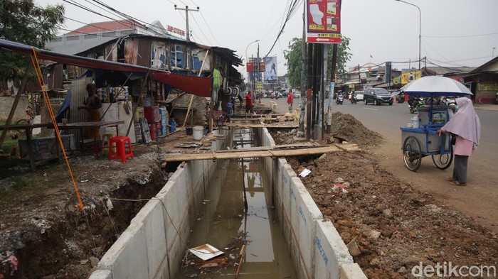 Pembangunan Saluran Air Jalan Pekayon Bekasi Terus Digenjot Pembangunan saluran air terus dikebut di Jalan Raya Pekayon. Hal itu dilakukan guna meminimalisir banjir.