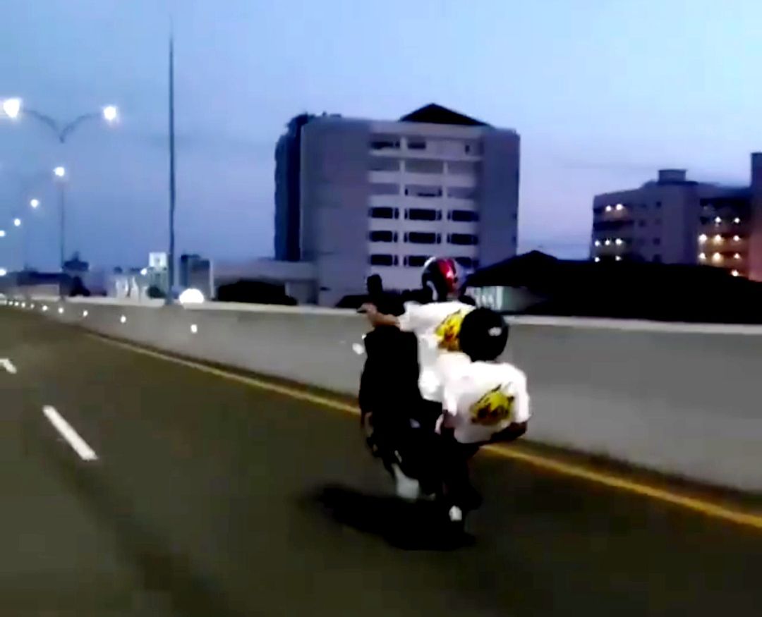 Pemotor ugal-ugalan di Jalan Tol Layang Makassar (Viral di medsos)