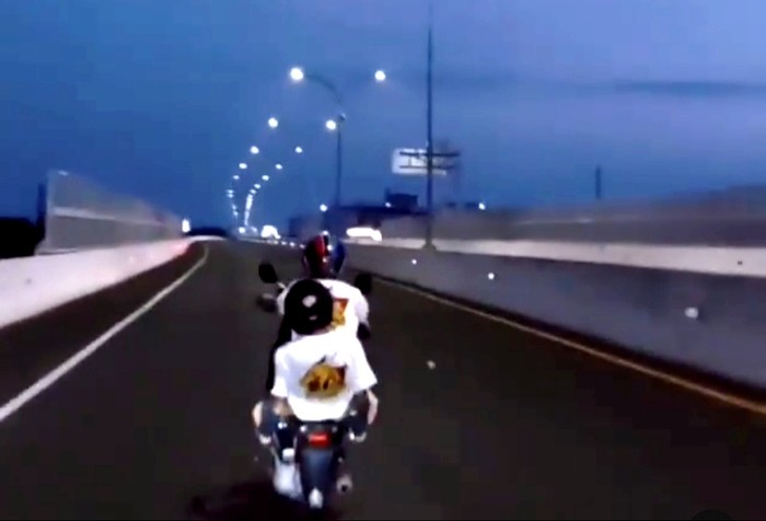 Pemotor ugal-ugalan di Jalan Tol Layang Makassar (Viral di medsos)