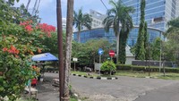 Lokasi kejadian ini berjarak sekitar 100 meter dari Kantor Basarnas. Korban sempat dibawa ke rumah sakit, namun nyawanya tidak tertolong. Basarnas telah melaporkan peristiwa ini ke polisi. (Foto: Azhar Bagas Ramadhan-detikcom).