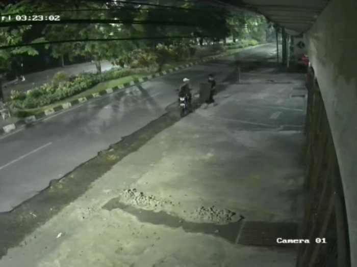 Aksi pencurian besi penutup parit di Surabaya terekam CCTV. Pencurian tepatnya terjadi di depan sebuah rumah makan, Jalan Tenggilis Mejoyo.