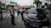 Dinas Perhubungan DKI Jakarta menerapkan kebijakan pelat nomor polisi ganjil genap pada kendaraan roda empat di tempat wisata edukasi Taman Margasatwa Ragunan yang berlaku mulai 22 Oktober 2021 saat penerapan Pemberlakuan Pembatasan Kegiatan Masyarakat (PPKM) level dua di Ibu Kota.