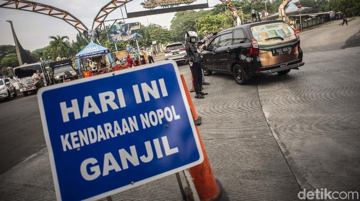 Polisi Lalu Lintas bersama Petugas Dishub DKI Jakarta mengatur arus lalu lintas di depan pintu masuk Taman Margasatwa Ragunan, Jakarta, Sabtu (23/10/2021). Dinas Perhubungan DKI Jakarta menerapkan kebijakan pelat nomor polisi ganjil genap pada kendaraan roda empat di tempat wisata edukasi Taman Margasatwa Ragunan yang berlaku mulai 22 Oktober 2021 saat penerapan Pemberlakuan Pembatasan Kegiatan Masyarakat (PPKM) level dua di Ibu Kota. ANTARA FOTO/Aprillio Akbar/wsj.