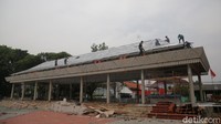 Pekerja melakukan proses pembangunan alun-alun di Jalan Veteran, Kelurahan Margajaya, Kecamatan Bekasi Selatan, Kota Bekasi, Jawa Barat, Sabtu (23/10/2021).