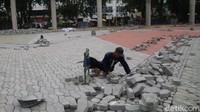 Lokasi alun-alun Kota Bekasi berada di pusat pemerintahan, berdekatan dengan Masjid Agung Al-Barkah, RUSD Kota Bekasi, Mapolres Metro Bekasi Kota serta Kodim 0507 dan beberapa kantor instasi lainnya.