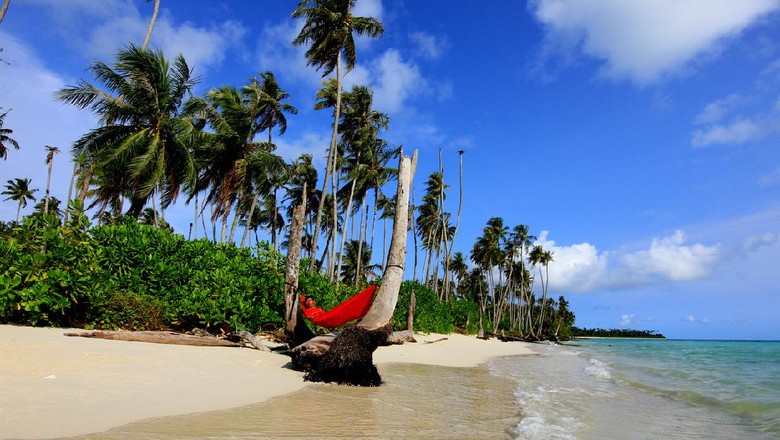 Pulau Banyak, Aceh Singkil Capture the Enchantment of Many Islands in Aceh Singkil, Aceh on 04-27-2016. Pulau Banyak, Pulau cluster, is a small island group in Aceh Singkil Regency. The total area of the archipelago is 27,196 ha, which consists of a group of islands directly adjacent to the Indian Ocean. Clusters of beautiful small islands are devoid of the activities of the population, so that the island is much like a paradise for a reliable marine tourism.